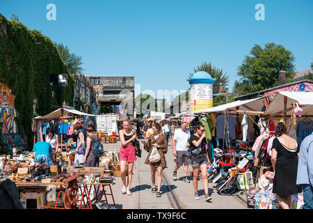 Berlin, Allemagne - juin 2019 : les gens sur les matières premières sur le marché aux puces Un dimanche ensoleillé, à Berlin Friedrichshain Banque D'Images