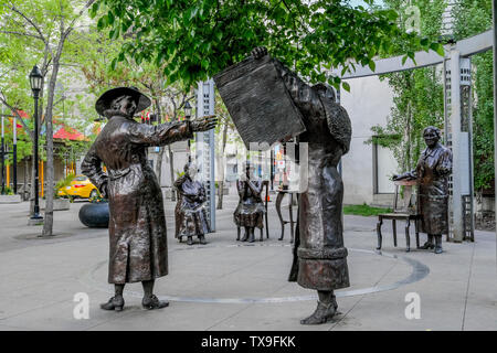 La statue des Célèbres cinq alias 'Les femmes sont des personnes' monument de Barbara Paterson, Calgary, Alberta, Canada Banque D'Images