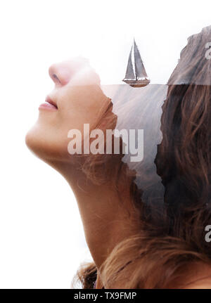 Paintography. Double exposition. Portrait de profil féminin artistique combinée à peinture surréaliste de falaises et d'un voilier Banque D'Images