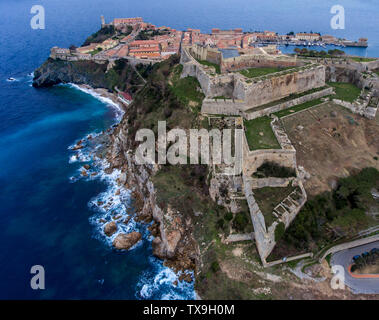 Vue aérienne de l'ancienne forteresse de Portoferraio sur l'île d'Elbe, en Italie. Forte de Pierre Falcone. Banque D'Images