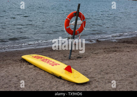 Surf rescue board et orange gareautrain à vide Hietaranta Beach à Helsinki, Finlande Banque D'Images