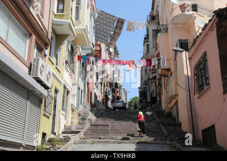 Femme portant foulard dans le quartier populaire de Sultanahmet, Istanbul. Banque D'Images