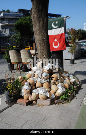 Des pots d'argile à l'extérieur du restaurant, utilisé pour la cuisson des brochettes, Sultanahnet, Istanbul. Banque D'Images