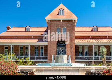 TUCSON, AZ/USA - 11 avril 2019 : Old Main sur le campus de l'Université de l'Arizona. Banque D'Images