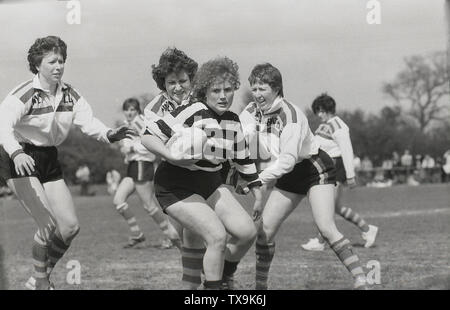 Années 1980, les femmes jouent à un jeu de rugby, Angleterre, Royaume-Uni. C'est dans cette ère, que le jeu de la femme est réellement développé, comme en 1982, le premier match international de la femme a eu lieu et en 1983, le Women's Rugby Football Union (WRFU) a été formé pour diriger le jeu en Grande-Bretagne. Banque D'Images
