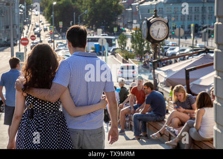 Les gens marchent dans le boulevard Petrovsky après-midi ensoleillée dans le centre de Moscou, Russie Banque D'Images