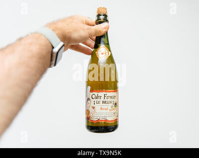 Lyon, France - Aug 15, 2018 : man main tenant avec bouteille de cidre fermier Cidre traditionnel français Farmer Le Brun Brut Banque D'Images