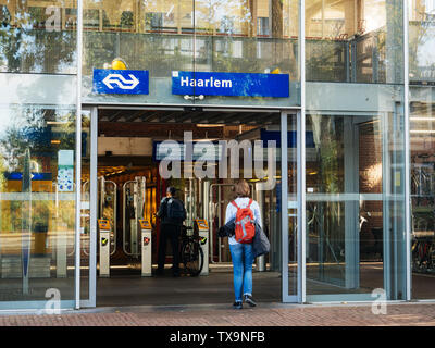 Haarlem, Pays-Bas - Aug 20, 2018 : la gare centrale de Haarlem entrée par Kennemerplein 6 rue avec femme portant un sac à dos rouge d'entrer par la porte Banque D'Images