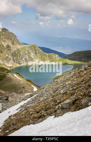 Lumière brillante sur un paysage autour du rein lac sur une tournée de sept lacs de Rila sur la montée au pic de célèbres lacs Banque D'Images