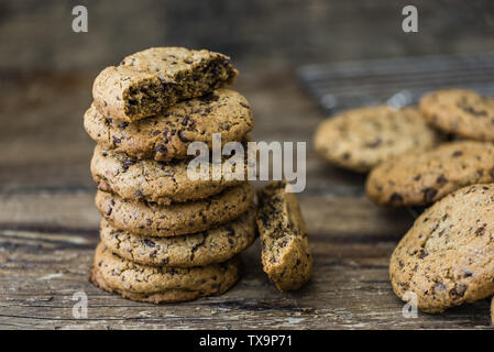 Les cookies au chocolat fraîchement cuits empilés. Les Biscuits sucrés. Pâtisserie Maison. Banque D'Images