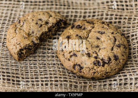 Les cookies au chocolat fraîchement cuits sur une toile. Les Biscuits sucrés. Pâtisserie Maison. Banque D'Images