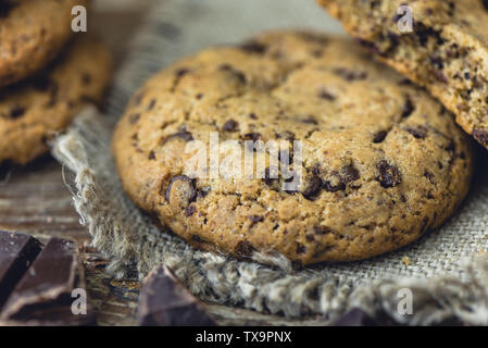 Les cookies au chocolat fraîchement cuits sur une toile. Les Biscuits sucrés. Pâtisserie Maison. Banque D'Images