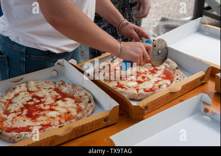 Pizza Margherita coupé en tranches, prêt à emporter dans des boîtes en carton. Banque D'Images