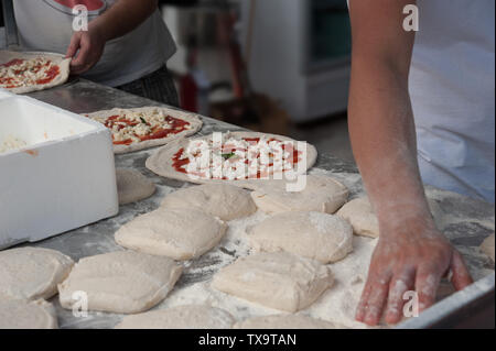 La préparation de pizza Margherita pâte sur un plan de travail. Banque D'Images