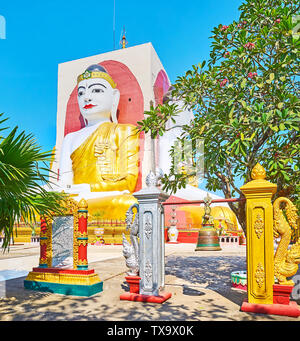 BAGO, MYANMAR - février 15, 2018 : la pittoresque bell bouddhiste rituel entre les deux piliers, décoré de Nagar (Nayar) serpents sculptures à Kyaik Banque D'Images