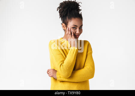 Image libre de charmant african american woman looking at camera avec main sur sa joue isolated over white background Banque D'Images