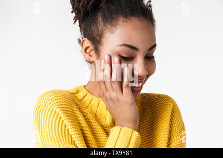 Image libre de charmant african american woman smiling et vers le bas à la plus isolée sur fond blanc Banque D'Images
