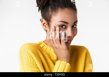 Image libre de charmant african american woman smiling and looking at camera isolated over white background Banque D'Images