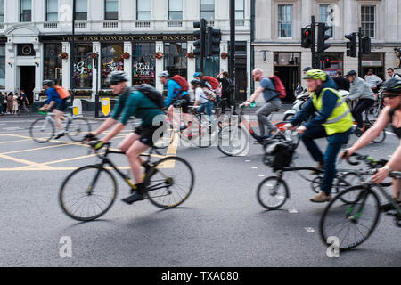London-Cycling,l'Angleterre à la maison après le travail. L'heure de pointe sur le pont de Londres feu- motion blur Banque D'Images