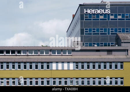 Hanau, Allemagne - 16 juin 2019 : Le logo de la technologie Heraeus sur la façade du siège de la société et de bâtiment d'entreprise le 16 juin, 2 Banque D'Images