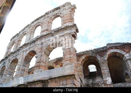 Près des ruines des murs extérieurs de l'Arena di Verona, la célèbre scène ouverte théâtre, l'un des plus populaires en Italie Opera theatres. Banque D'Images