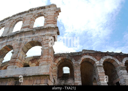 Près des ruines des murs extérieurs de l'Arena di Verona, la célèbre scène ouverte théâtre, l'un des plus populaires en Italie Opera theatres. Banque D'Images