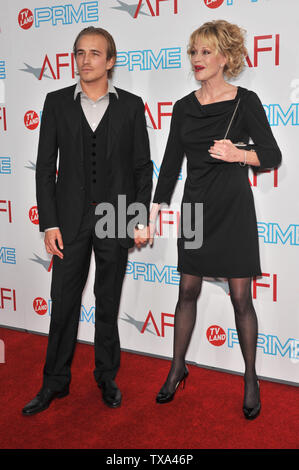 LOS ANGELES, CA. 11 juin 2009 : Melanie Griffith & beau-fils Jesse Wayne Johnson, fils de Don Johnson, à la 37e Gala JEAN DUTOURD sur Sony Studios, Los Angeles, où Michael Douglas a été honoré avec l'AFI's Life Achievement Award. © 2009 Paul Smith / Featureflash Banque D'Images