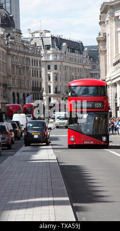 Un rouge et London Bus taxi noir sur une rue de Londres Banque D'Images