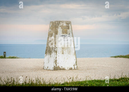 Pilier de triangulation / point sur le dessus de Warren Hill à Hengistbury Head pointe, Dorset, England, UK Banque D'Images