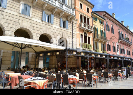 Vérone/Italie - 9 mai 2015 : Restaurants et cafés de la Piazza delle Erbe de Vérone. Banque D'Images