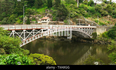 Vue oblique de Cataract Gorge bridge dans la ville de Launceston en Tasmanie Banque D'Images