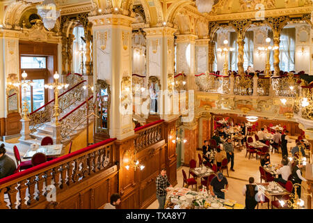 Budapest, NOV 9 : Vue de l'intérieur du célèbre New York Palace Café le Nov 9, 2018 Budapest, Hongrie Banque D'Images