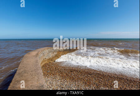 Sur le bord de la digue à Sidmouth avec des vagues, une petite ville balnéaire de la côte sud du Devon, au sud-ouest de l'Angleterre Banque D'Images