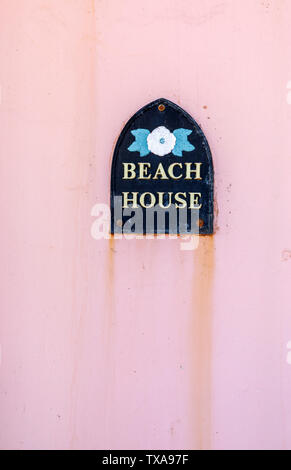 Plaque Nom de Beach House, un bâtiment historique sur la promenade du front de mer à Sidmouth, une petite ville balnéaire de la côte sud du Devon, au sud-ouest de l'Angleterre Banque D'Images