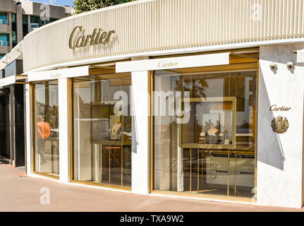 CANNES, FRANCE - Avril 2019 : l'avant de la boutique Cartier sur le front de mer à Cannes. Banque D'Images