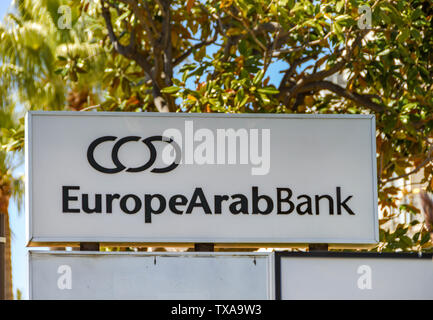 CANNES, FRANCE - Avril 2019 : signe extérieur de la direction générale de l'Europe Banque arabe sur la promenade de front de mer à Cannes. Banque D'Images