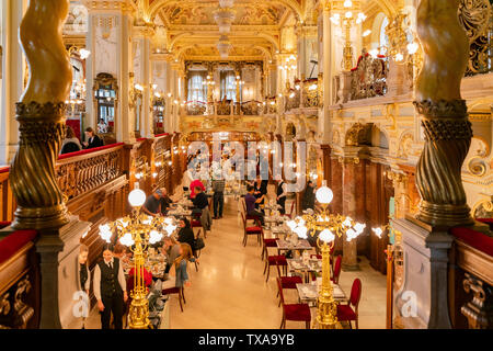 Budapest, NOV 9 : Vue de l'intérieur du célèbre New York Palace Café le Nov 9, 2018 Budapest, Hongrie Banque D'Images