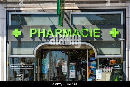 CANNES, FRANCE - Avril 2019 : Inscrivez-vous au-dessus de la porte d'une pharmacie à Cannes. Banque D'Images