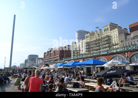 Brighton/UK - Août 13, 2016 : Cafe and Bar détendez-vous près de la tour d'observation i360 de British Airways à Brighton dans une bonne journée ensoleillée. Banque D'Images