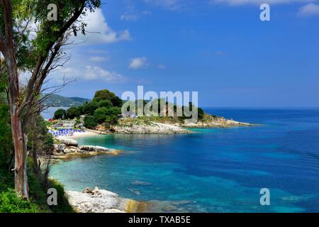 La plage pittoresque de Bataria, Kassiopi,Kassopaia,Îles Ioniennes, Corfou, Grèce Banque D'Images