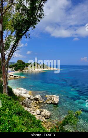 La plage pittoresque de Bataria, Kassiopi,Kassopaia,Îles Ioniennes, Corfou, Grèce Banque D'Images