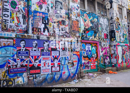 Mur recouvert de graffitis dans le célèbre mur de Shoreditch à sept étoiles Cour, une cour remplie de street art près de Brick Lane, Shoreditch Banque D'Images