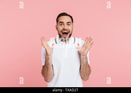 Portrait d'un homme barbu excité isolés sur fond rose, célébrer Banque D'Images