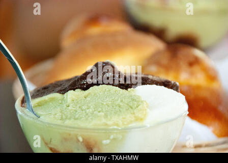 Granité sicilienne saveurs de chocolat pistacchio avec le match parfait de briosche bon d'avoir dans la chaleur de l'été, en tant que petit déjeuner déjeuner dîner même Banque D'Images