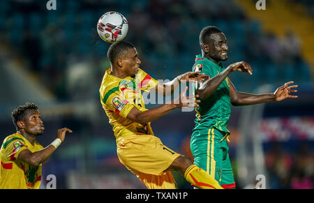 Suez, Egypte. 24 Juin, 2019. Suez, Egypte. 24 Juin, 2019. Mamadou Fofana du Mali à la tête de la balle pendant la coupe d'Afrique des Nations 2019 match entre le Mali et la Mauritanie au stade de l'Armée de Suez, Egypte Suez dans. Ulrik Pedersen/CSM/Alamy Live News Crédit : Cal Sport Media/Alamy Live News Banque D'Images