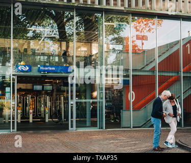 Haarlem, Pays-Bas - Aug 20, 2018 : la gare centrale de Haarlem entrée par Kennemerplein 6 rue avec deux adultes près de façade en verre Banque D'Images