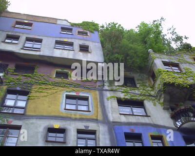 Maison Hundertwasser à Vienne Autriche - architecture moderne. A été construit après l'idée et concept l'artiste autrichien Friedensreich Hundertwasser. Banque D'Images