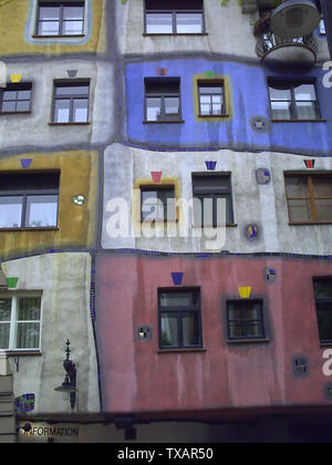 Maison Hundertwasser à Vienne Autriche - architecture moderne. A été construit après l'idée et concept l'artiste autrichien Friedensreich Hundertwasser. Banque D'Images