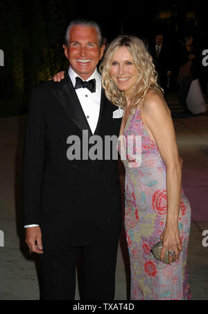 George Hamilton & Alana Stewart au 2004 Vanity Fair Oscar Party à Morton's à West Hollywood, CA. L'événement a eu lieu le dimanche, 29 février 2004. Photo par : / PictureLux SBM - Référence #  Fichier SMBPLX 33790-4069 Banque D'Images