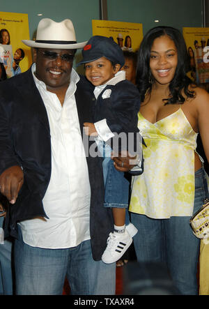 Cedric the Entertainer, fils Croix & épouse Lorna au 'Johnson Family Vacation' Première au Cinerama Dome d'Hollywood, CA. L'événement a eu lieu le mercredi 31 mars 2004. Photo par : / PictureLux SBM - Référence #  Fichier SMBPLX 33790-3601 Banque D'Images